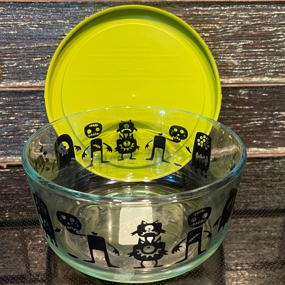 Pyrex Bowl Glass Storage Container Halloween Monsters Aliens Skeletons 1 quart